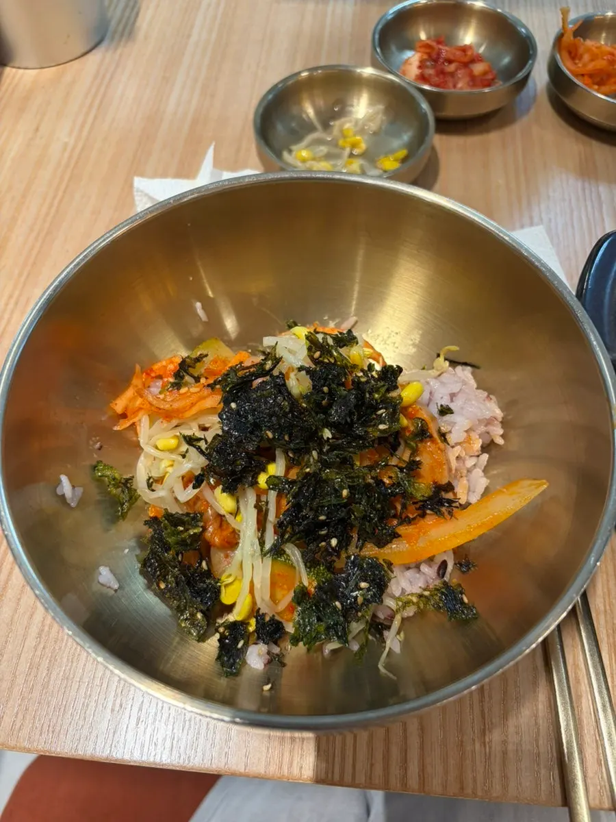 큰 대접에 담겨 나온 밥과 김가루