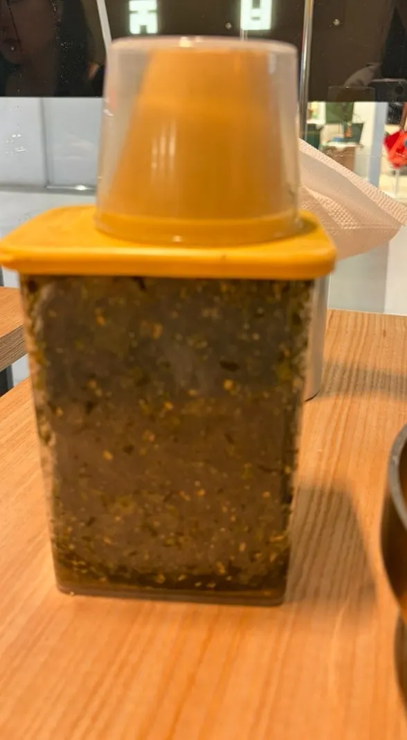 김가루와 김치찌개 국물을 넣어 비빈 밥