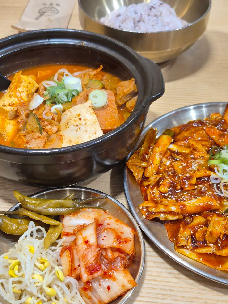 Side dishes served with the two-person set