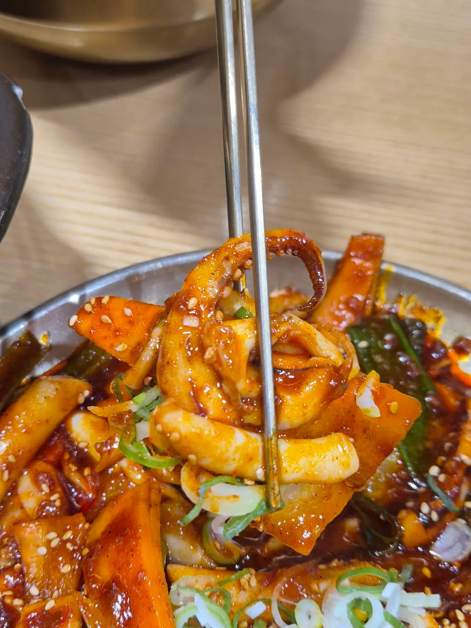 Squid stir-fry with cabbage, carrot, and rice cakes