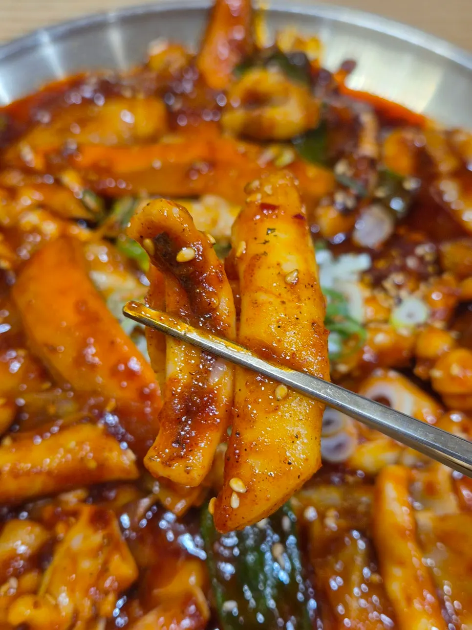 Eating squid stir-fry together with rice