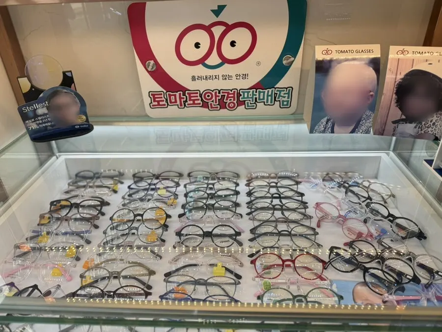매장에 진열된 안경테 코너