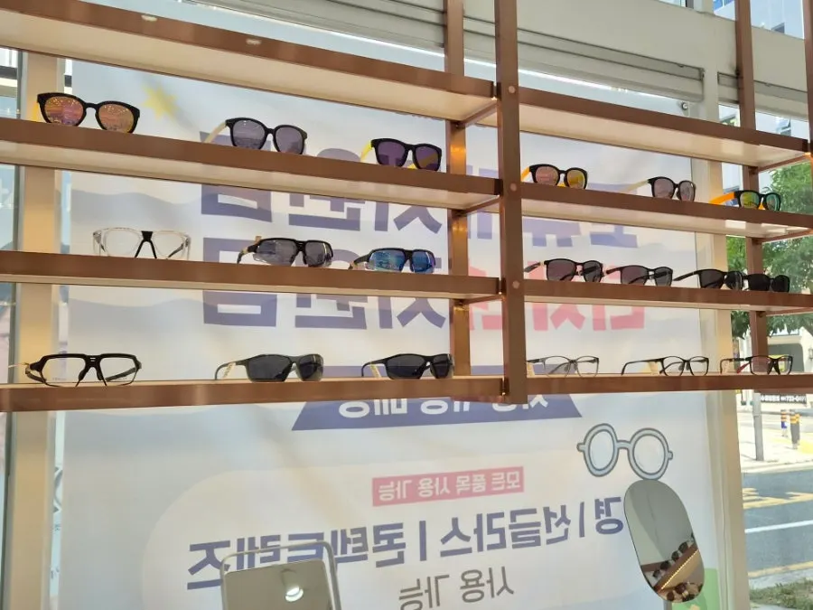 Spacious display area for browsing glasses