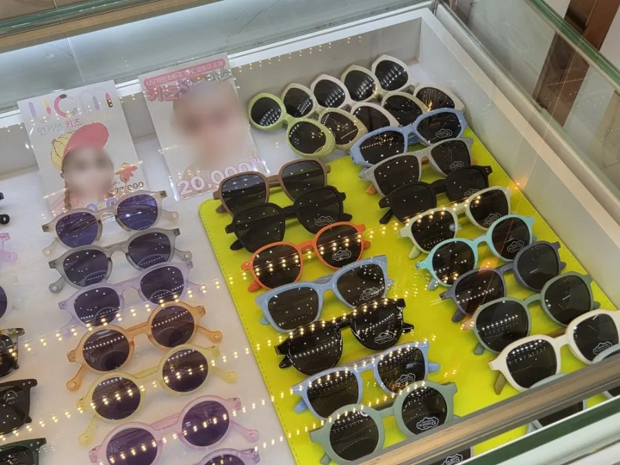 Display corner for baby glasses and sunglasses