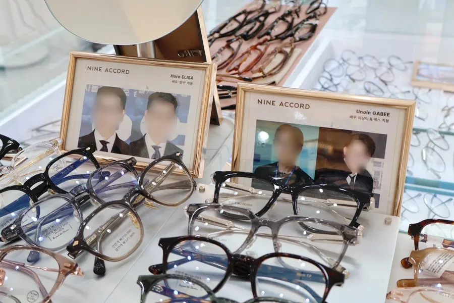 Glasses brand display shelf