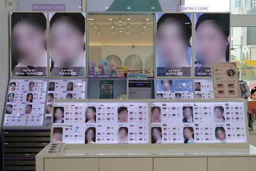 Lenzme contact lens display corner