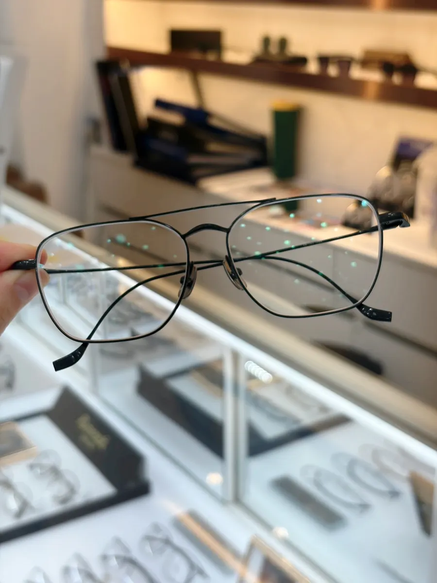 Wearing the finished glasses with double-aspheric lenses