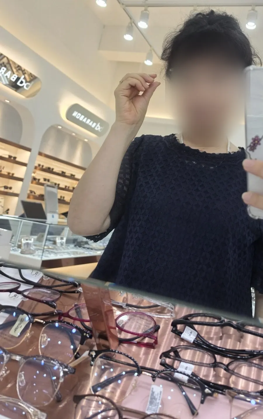 시력검사 기계가 놓인 검안 공간