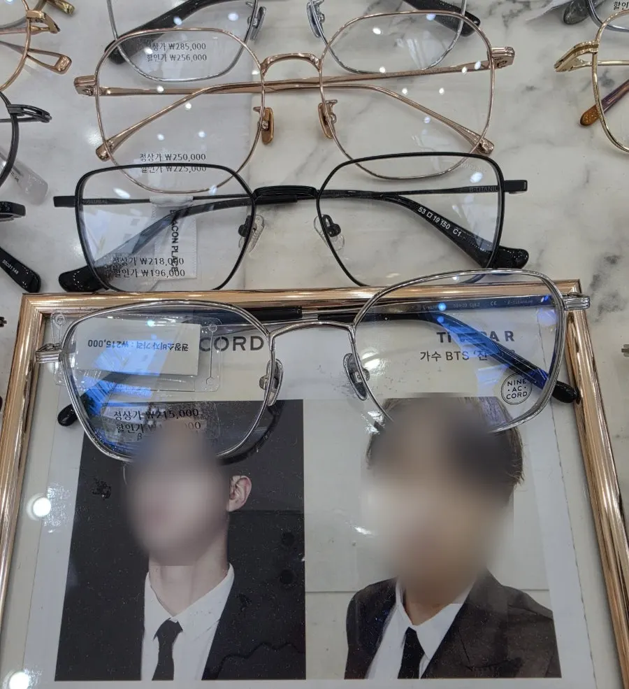 기계로 시력을 측정하는 장면