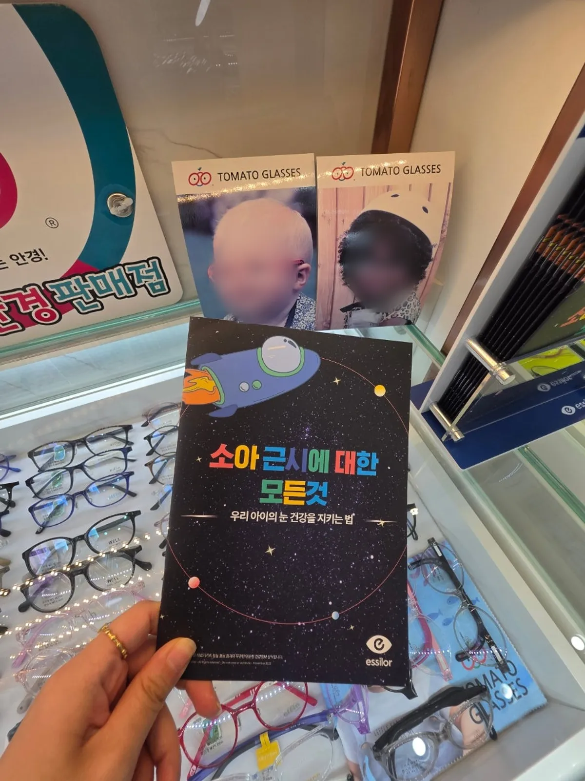 색상과 형태별로 진열된 안경테