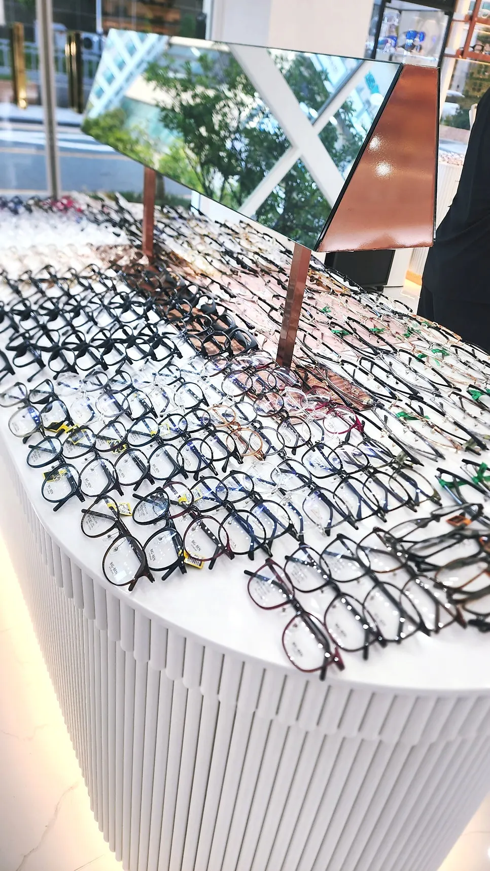 Arch-shaped frame display case
