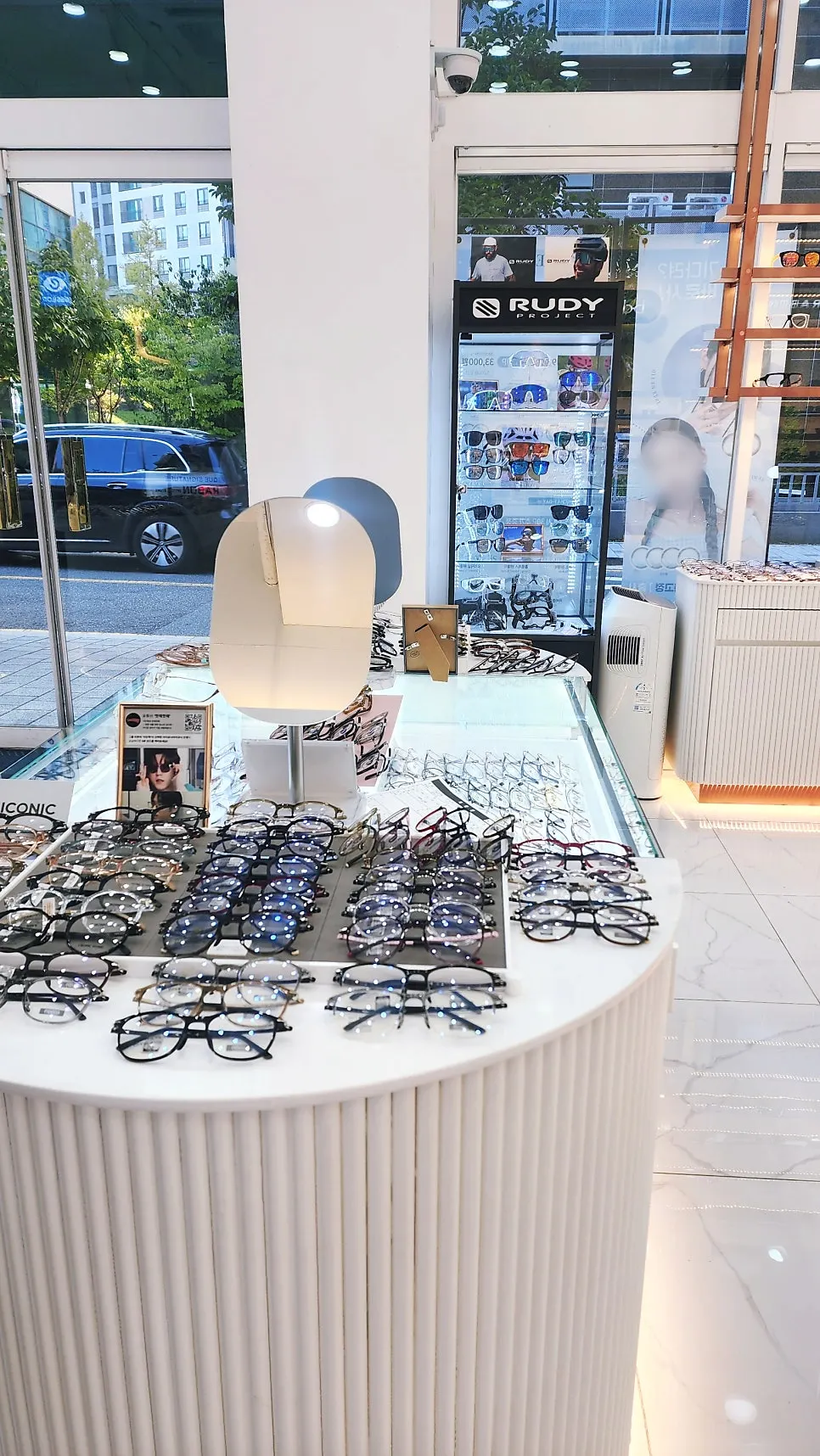 Curved-table style eyewear display