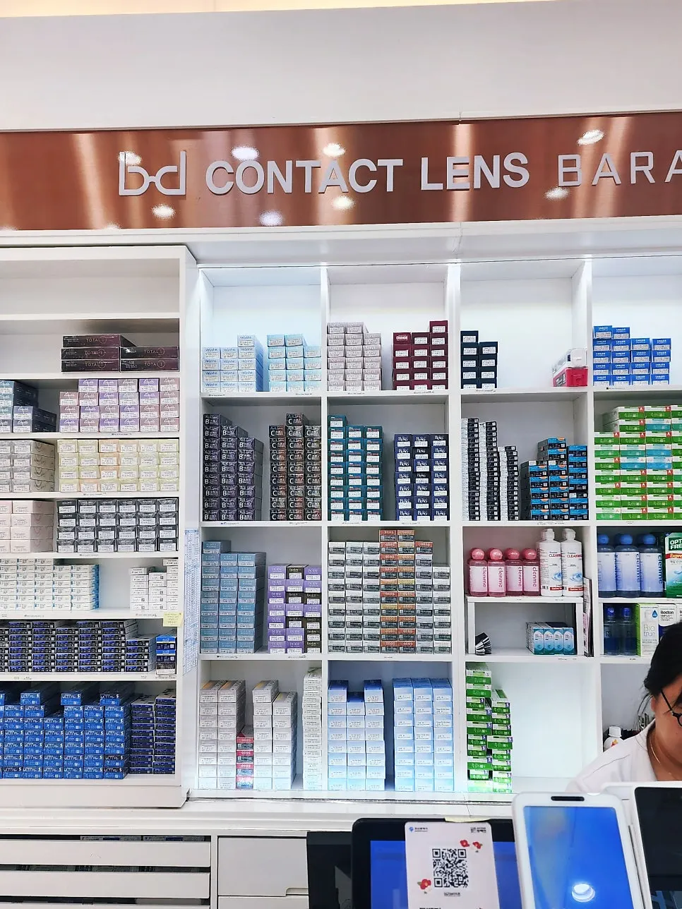 Sunglasses and lens corner display