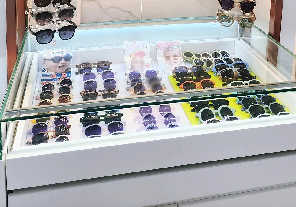 Kids' sunglasses display stand