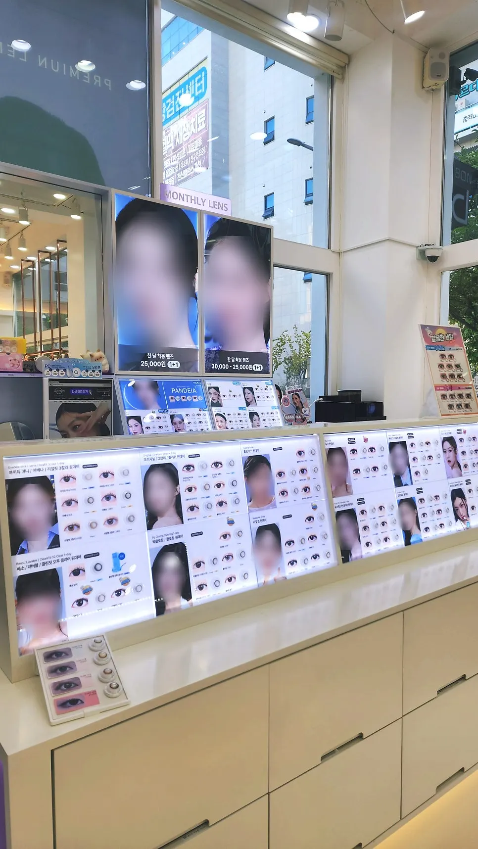 Display of one-day and monthly colored contact lens products