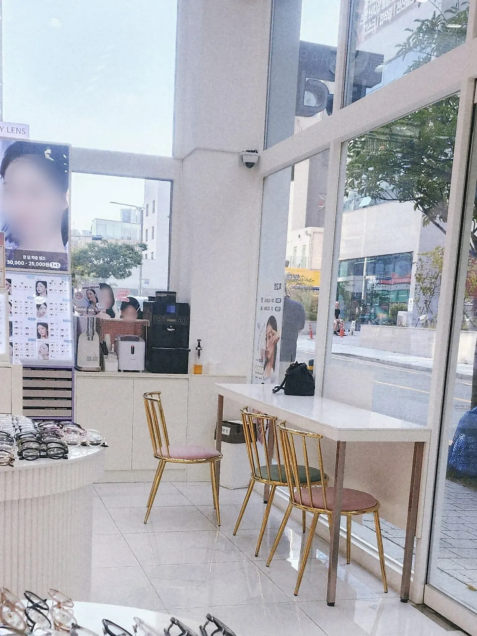 Customer waiting table decorated like a café