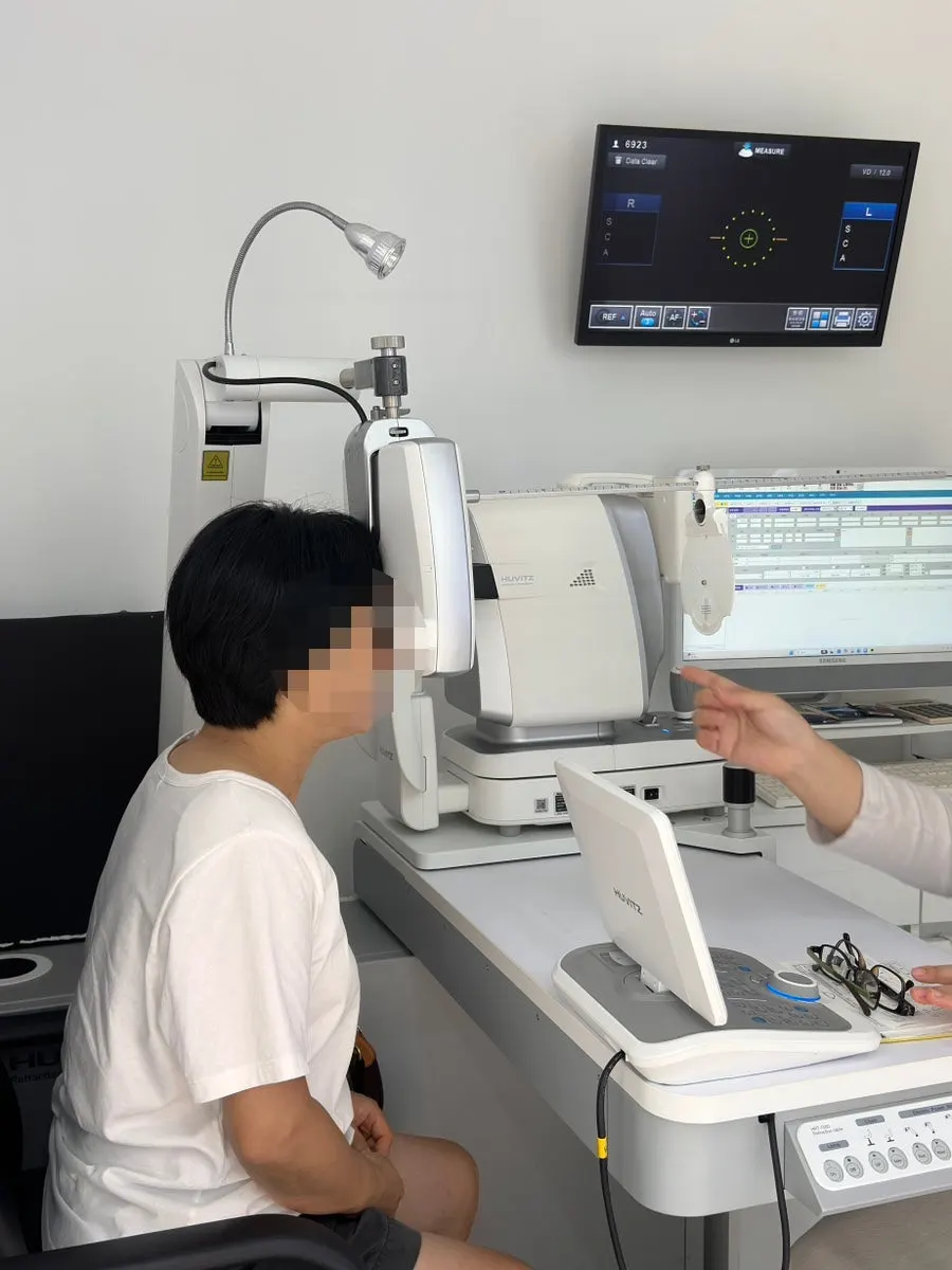시력 검사 준비 중인 검안 공간