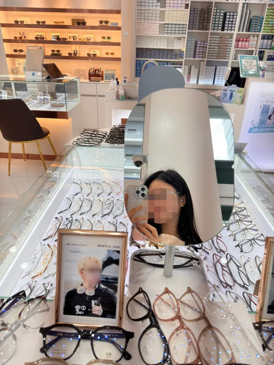 여러 안경테를 번갈아 써보는 장면