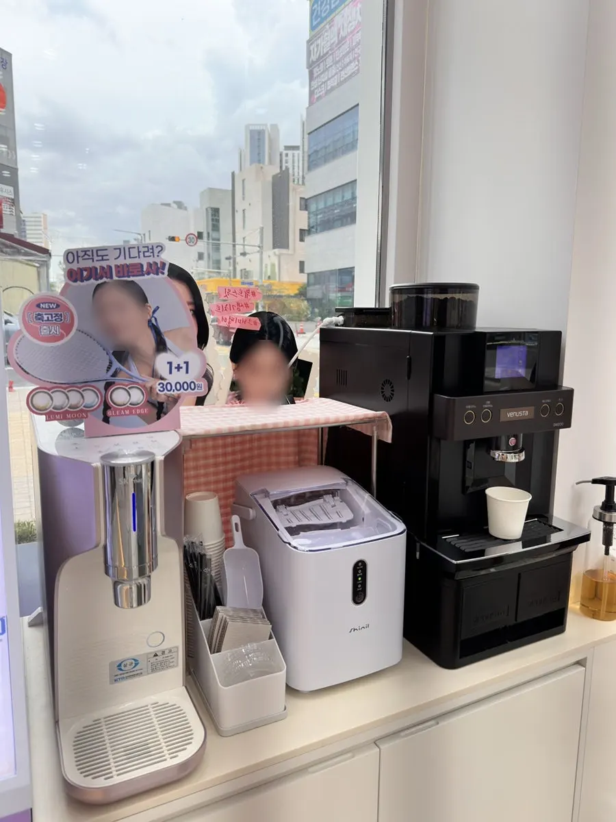 정찰제 가격이 표기된 안경테 진열