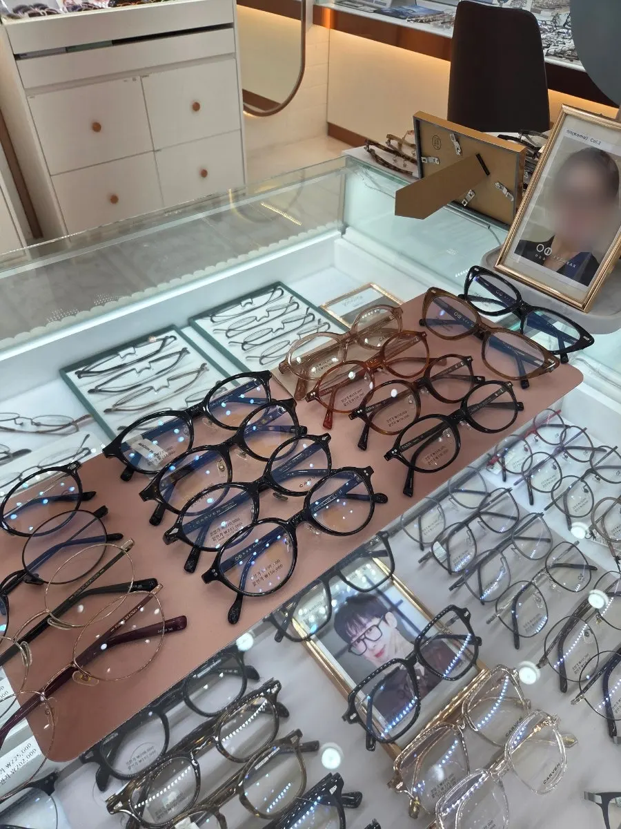 Browsing frames inside the shop