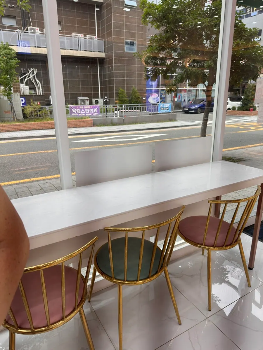 커피를 마실 수 있는 대기석 공간