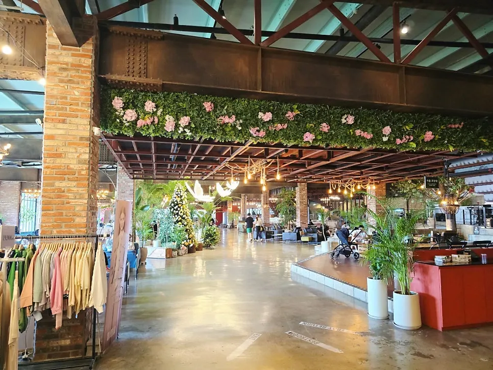 Spacious interior seating area at Barirus