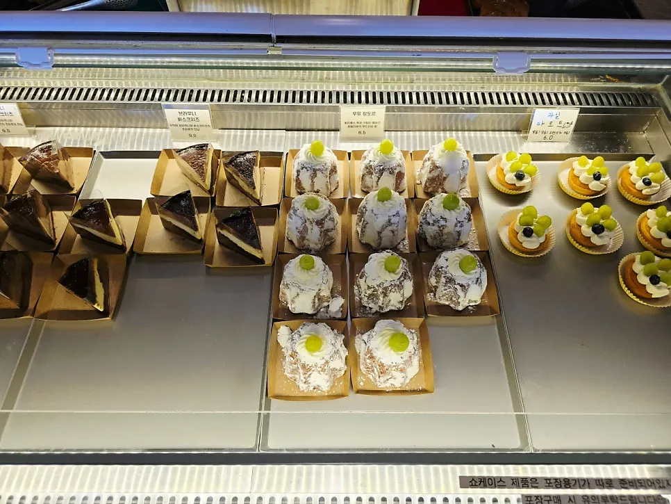 Several breads arranged on the Barirus bakery display