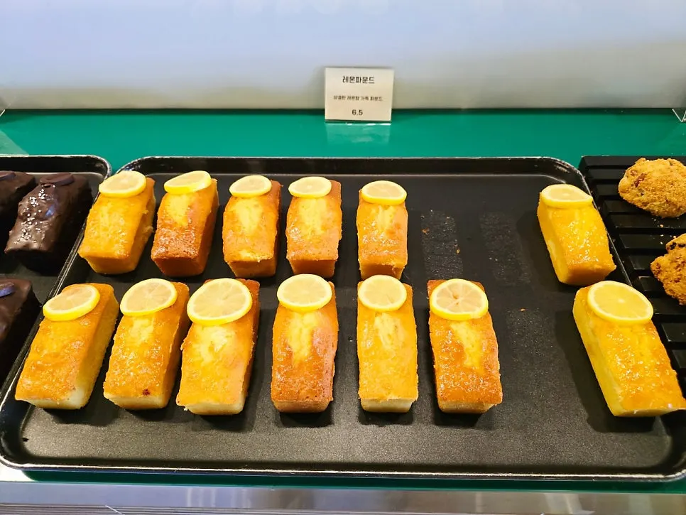 Full view of the Barirus bakery display counter
