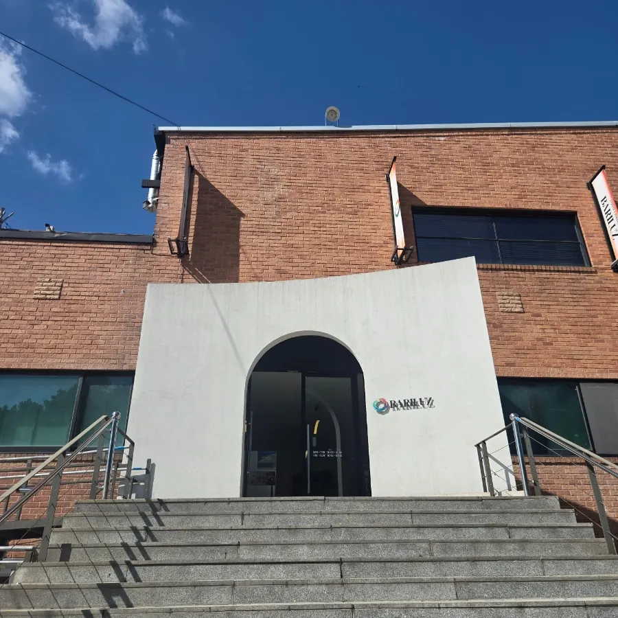 Exterior of the Barirus building on the 2nd floor along Bongseosan-ro