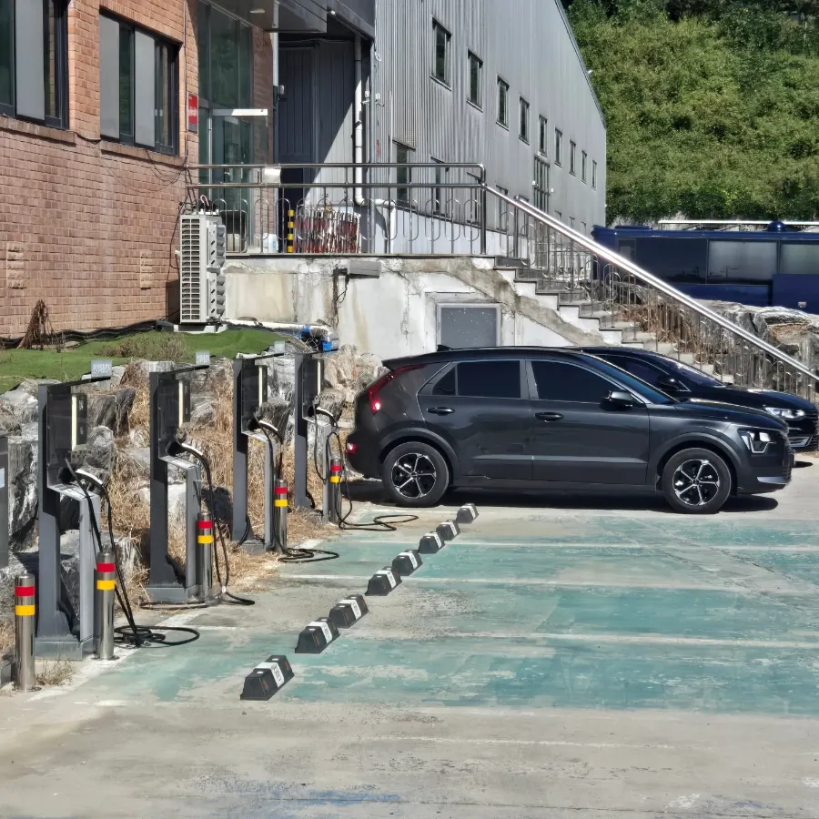 Barirus's large parking lot befitting a big café