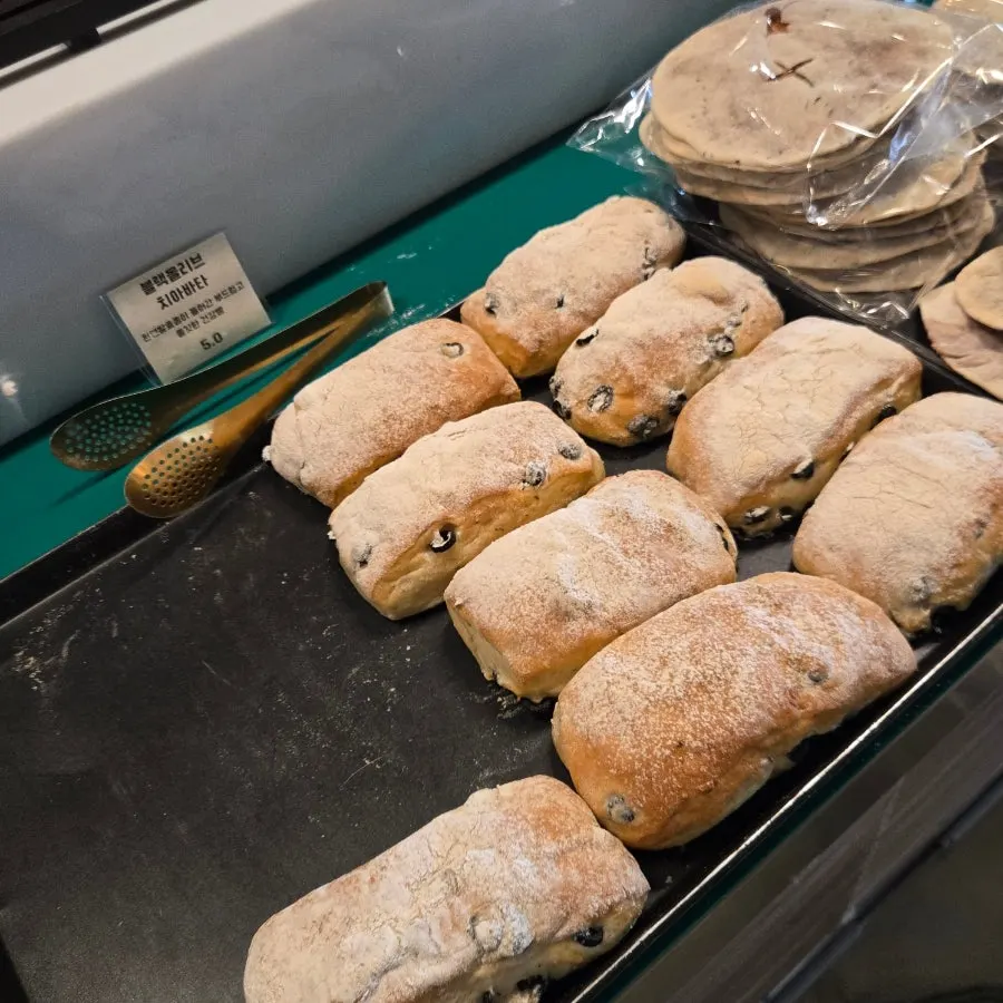 Choosing bread at the Barirus counter