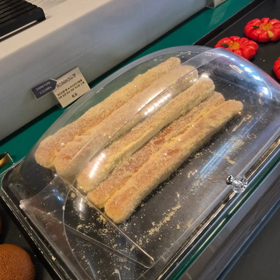 Additional bakery display at Barirus