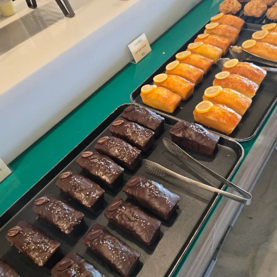 Bakery display inside Barirus