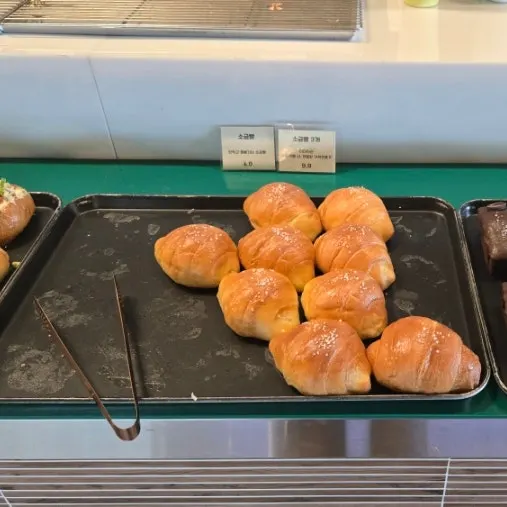 홍매화 빵과 소금빵 코너