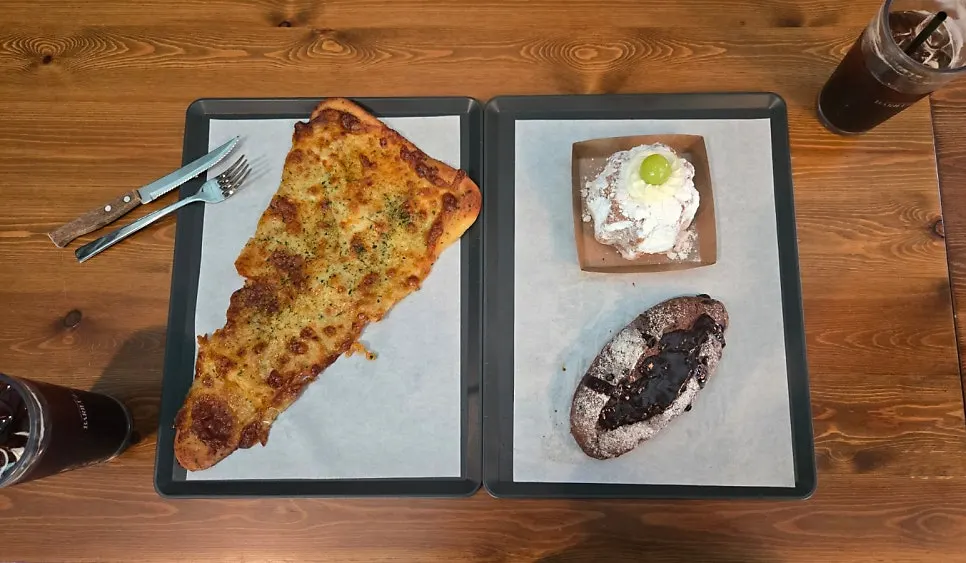 테이블에 세팅한 빵과 커피