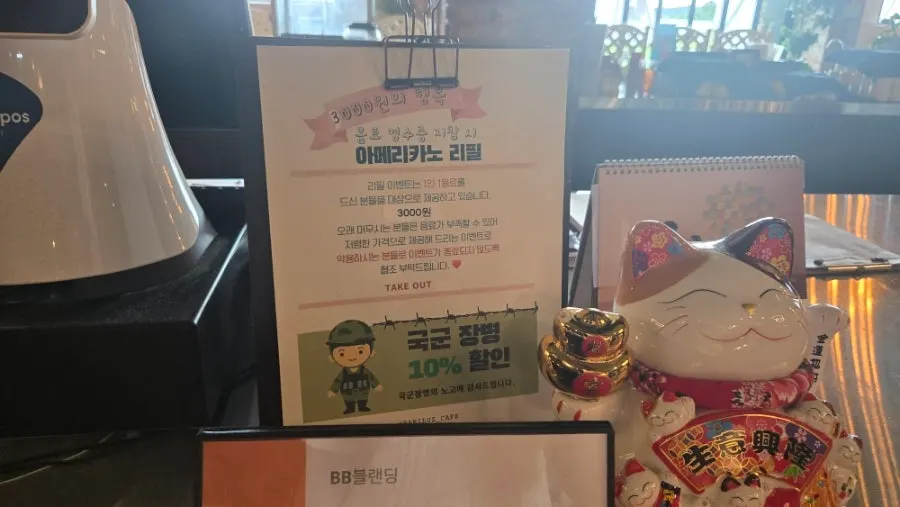 핑크색으로 꾸며진 카페 화장실