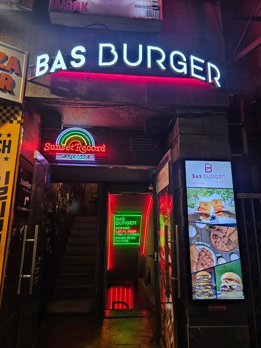 Business hours notice at BAS Burger Euljiro Branch