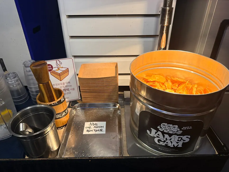Free potato chips at BAS Burger Euljiro Branch