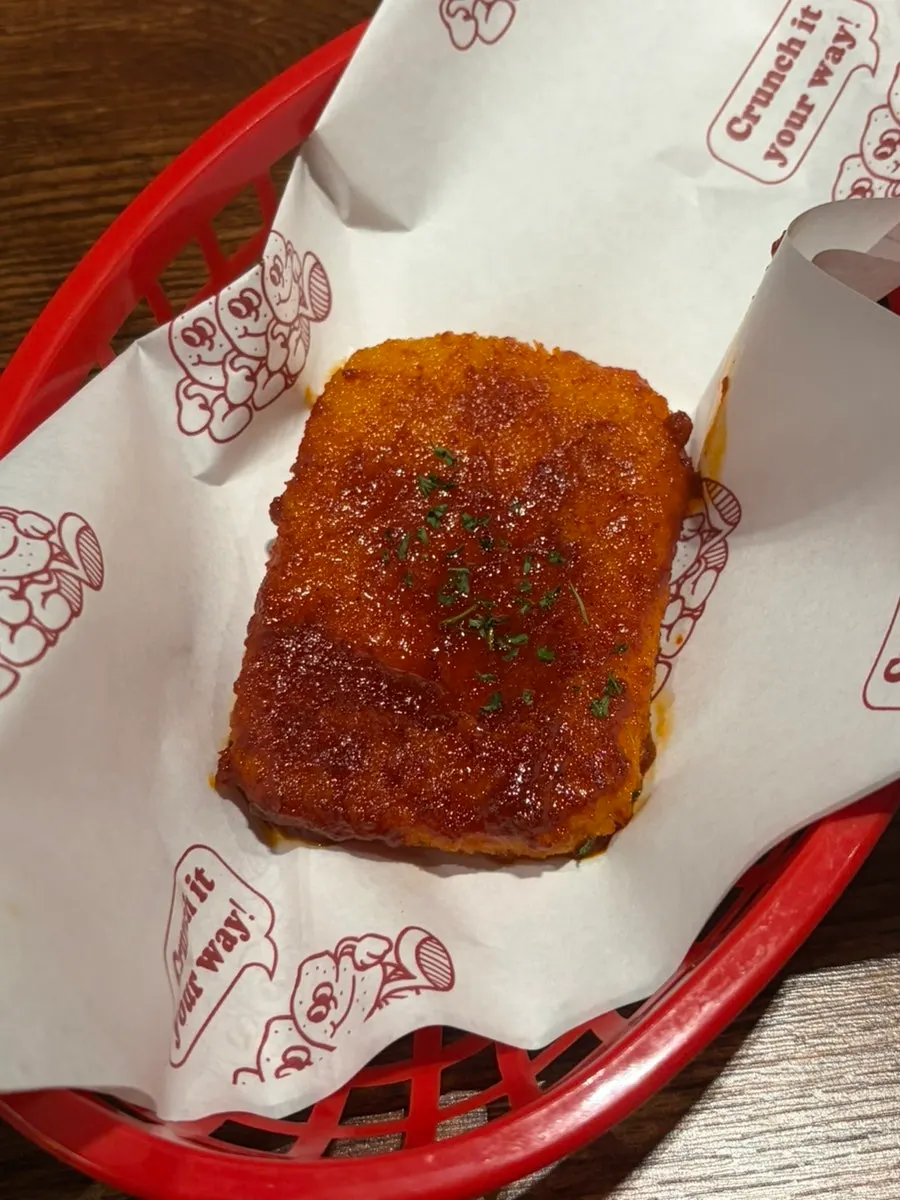 Chilli mozzarella cheese bar topped with spicy sauce