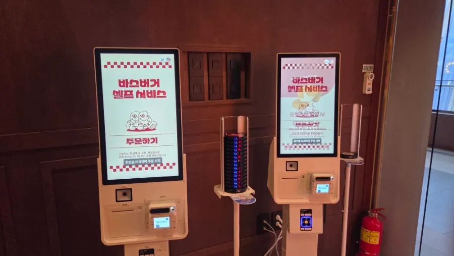 바스버거 매장 안쪽 키오스크 메뉴판