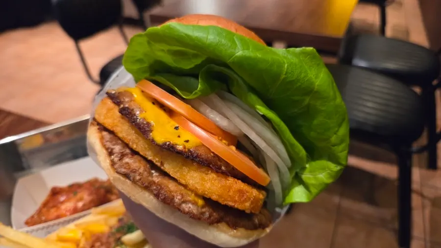 갓 나온 수제버거 세트 상차림