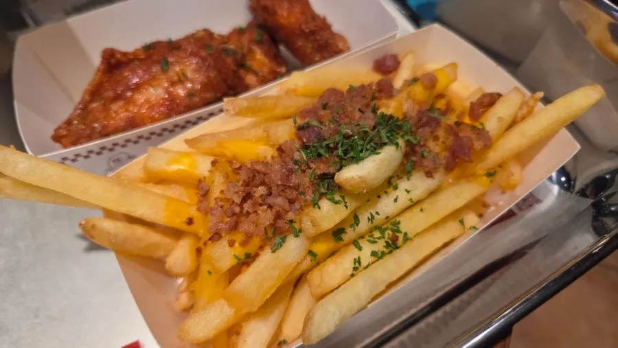 치즈와 베이컨이 올라간 치즈베이컨 프라이