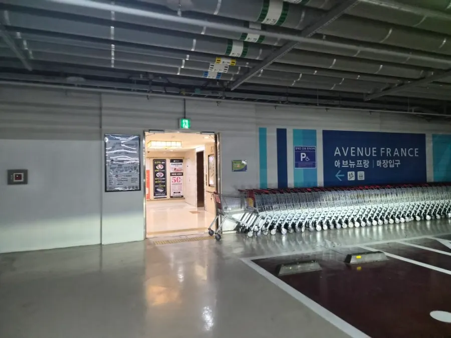 맑은 날 광교 아브뉴프랑 건물 외관
