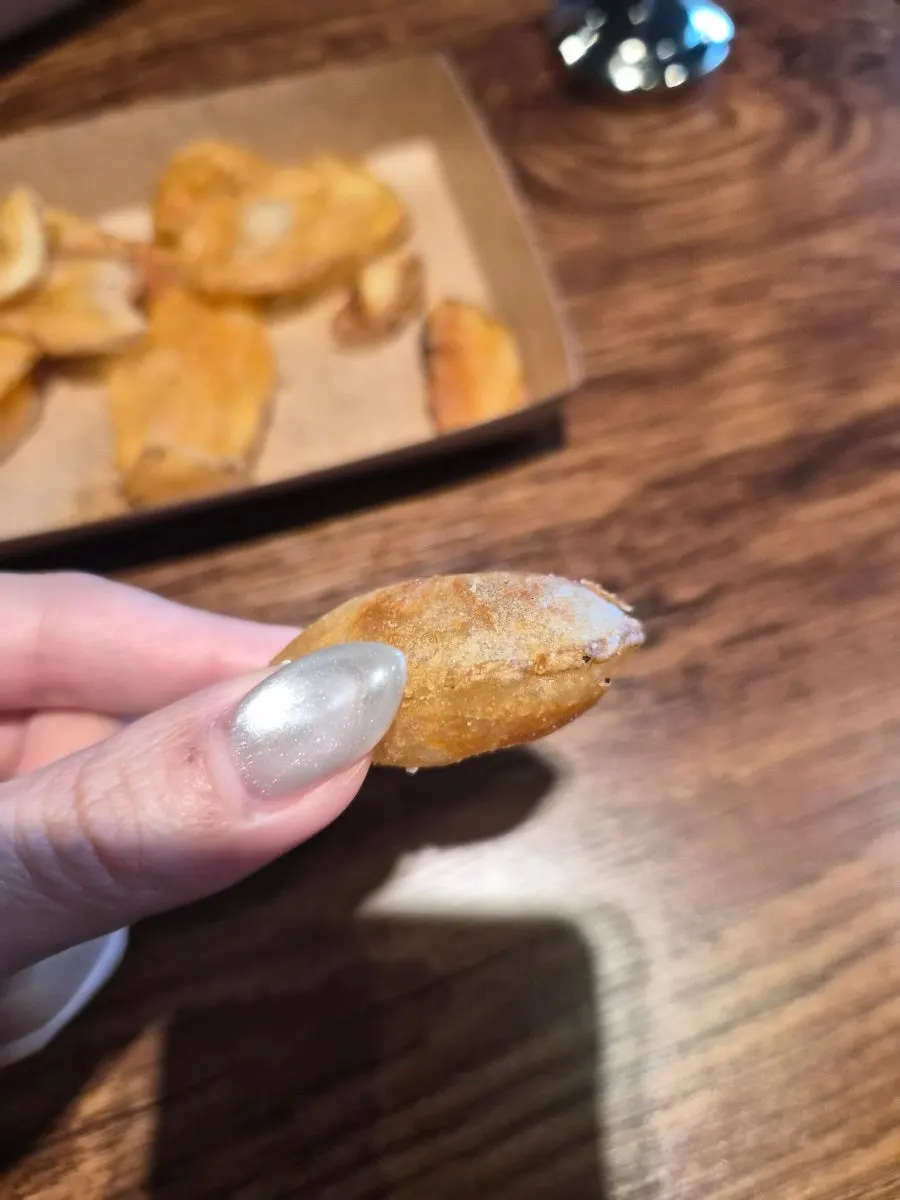 접시에 담아온 무료 감자칩