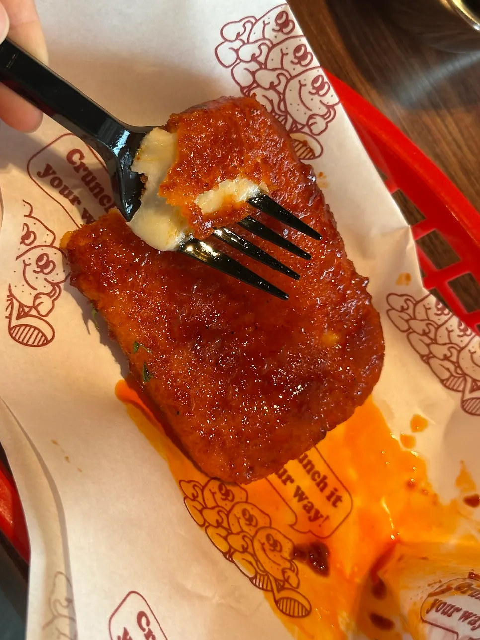 소스에 찍은 칠리모짜치즈바