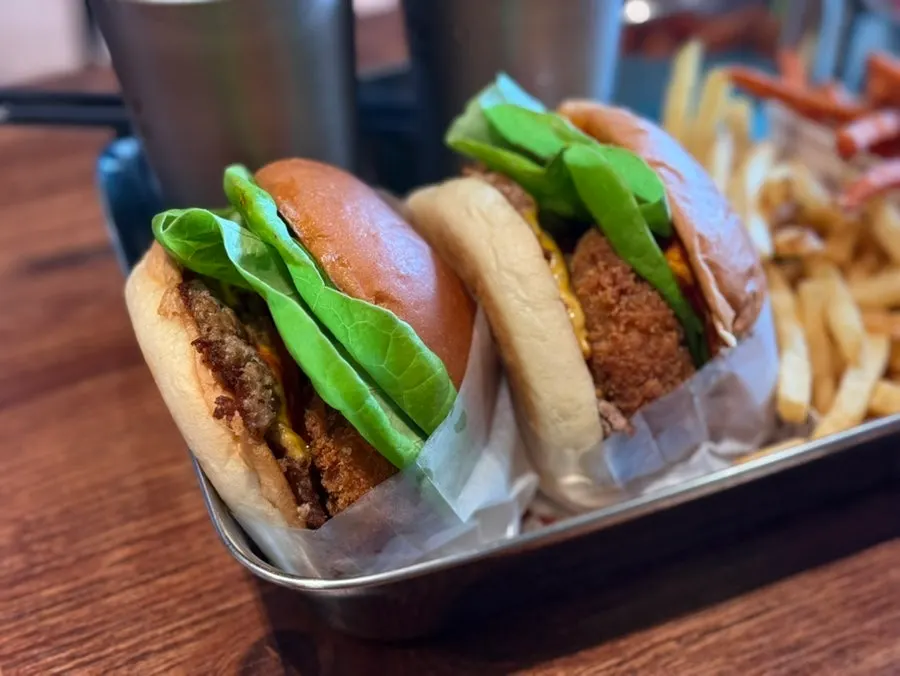 바구니에 담겨 나온 머쉬룸버거 세트