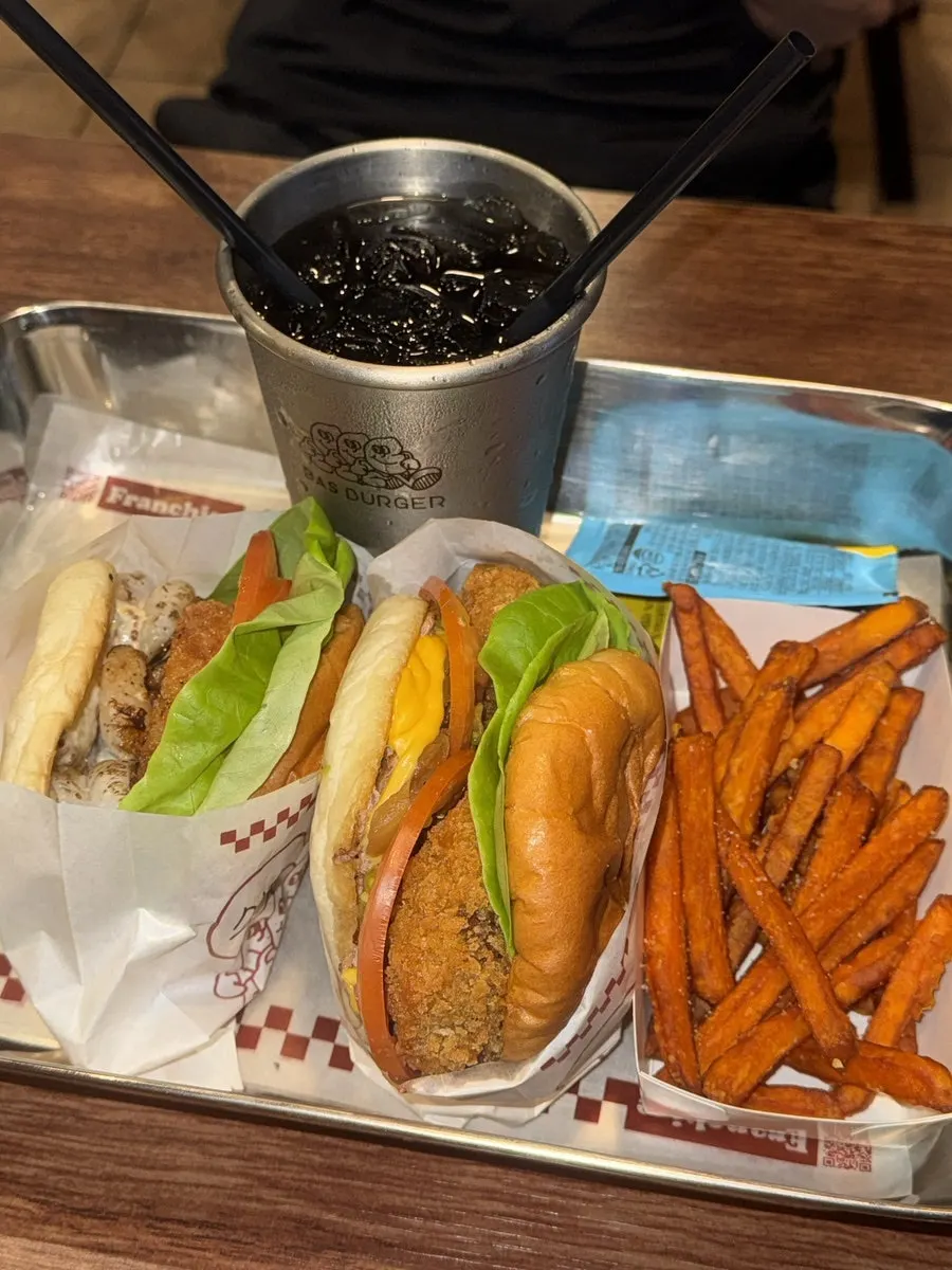 マッシュルームバーガーとワサビマヨエビバーガー、サツマイモフライの食卓