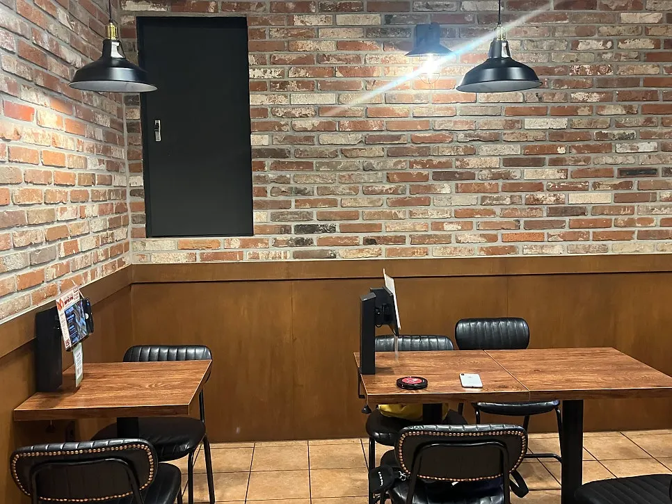 Seating layout at Bas Burger Incheon Gyeyang District Office Branch