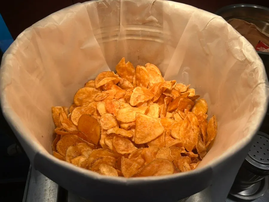 Warm potato chips available from the self-bar