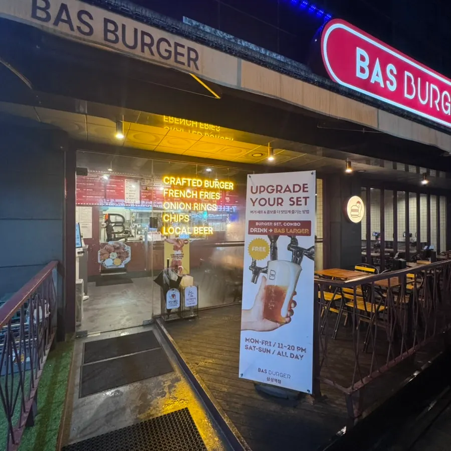 Bas Burger Samseong's spacious exterior and outdoor deck